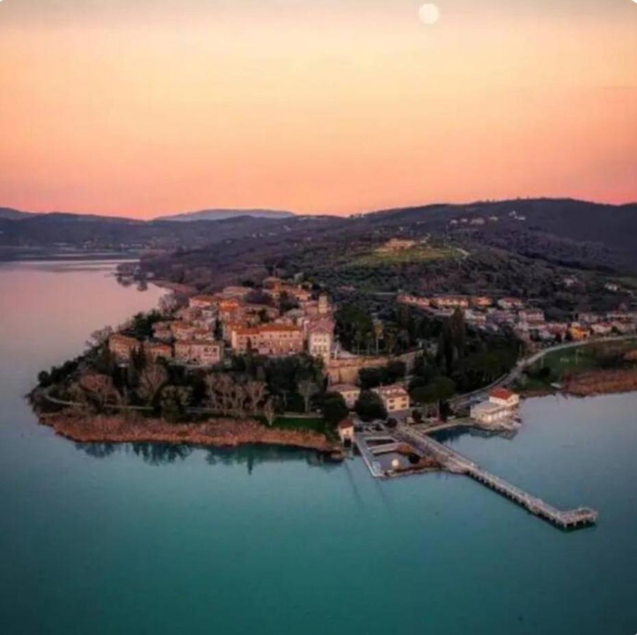 Villa Il Borgo Antico Monte del Lago Exterior foto